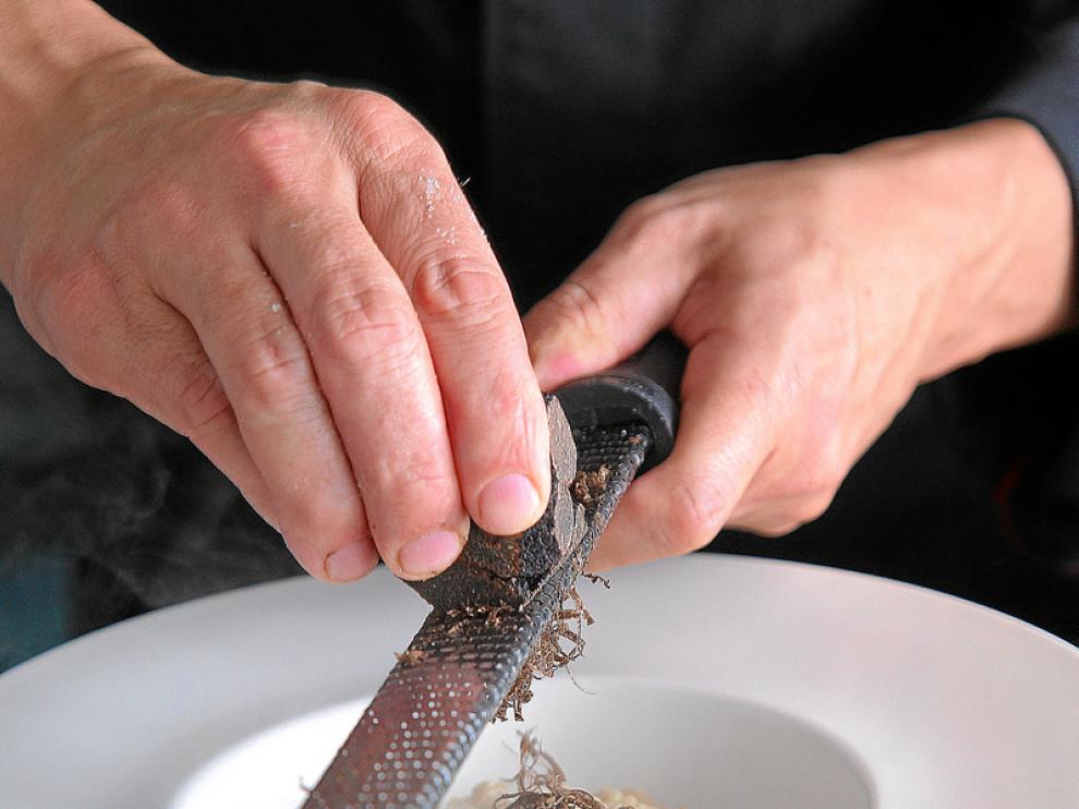 Rallando trufa sobre un plato antes de sacar a la mesa