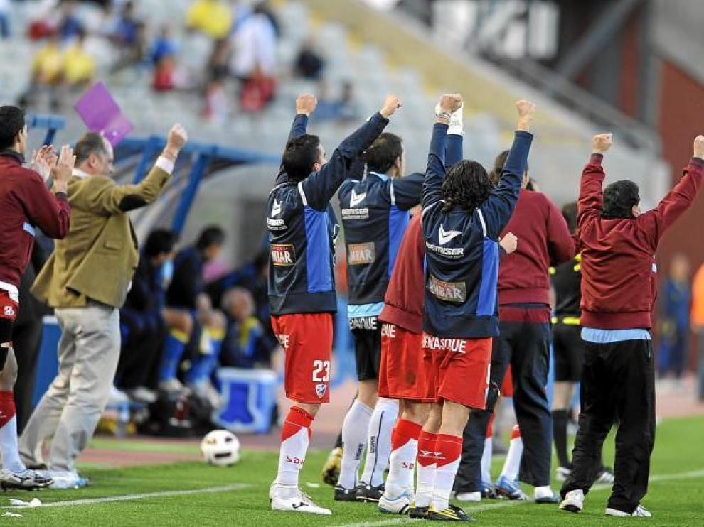 El banquillo oscense celebrá un gol.