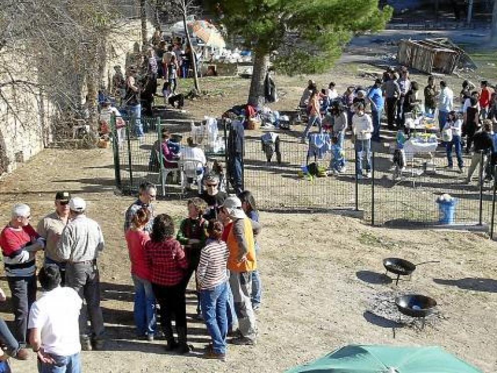 Varios grupos de ciudadanos, ayer durante la comida popular en la balsa de Jaulín.