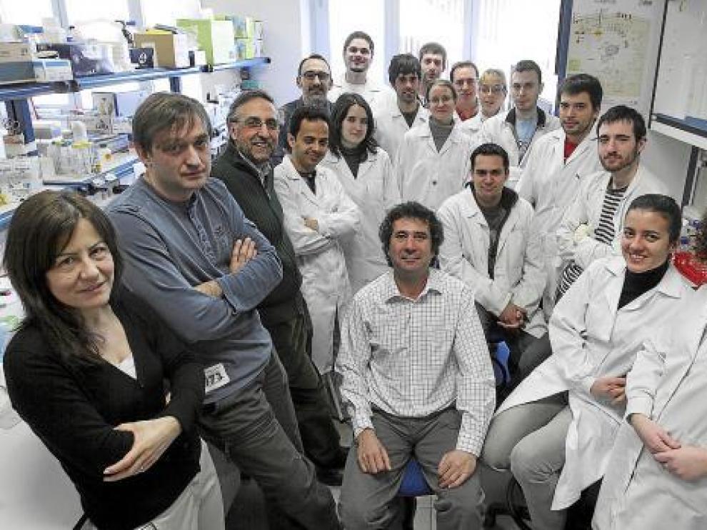 Alberto Anel -sentado en el centro-, con el grupo del departamento de Bioquímica.