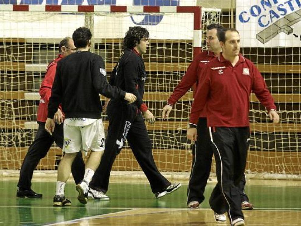 Julio Rodríguez se retira abatido. El portero del Obearagón recibió el ánimo de sus compañeros.