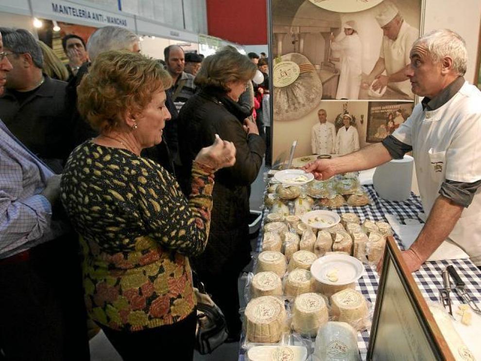 Juan José Baró, de Quesos de Benabarre, da a probar a un grupo de señoras los productos que fabrica en su granja ribagorzana.
