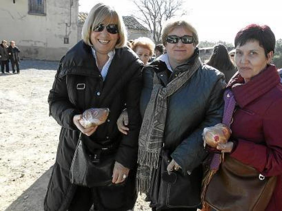 Así de sonrientes posaron para la foto tres oscenses junto a las mártires.