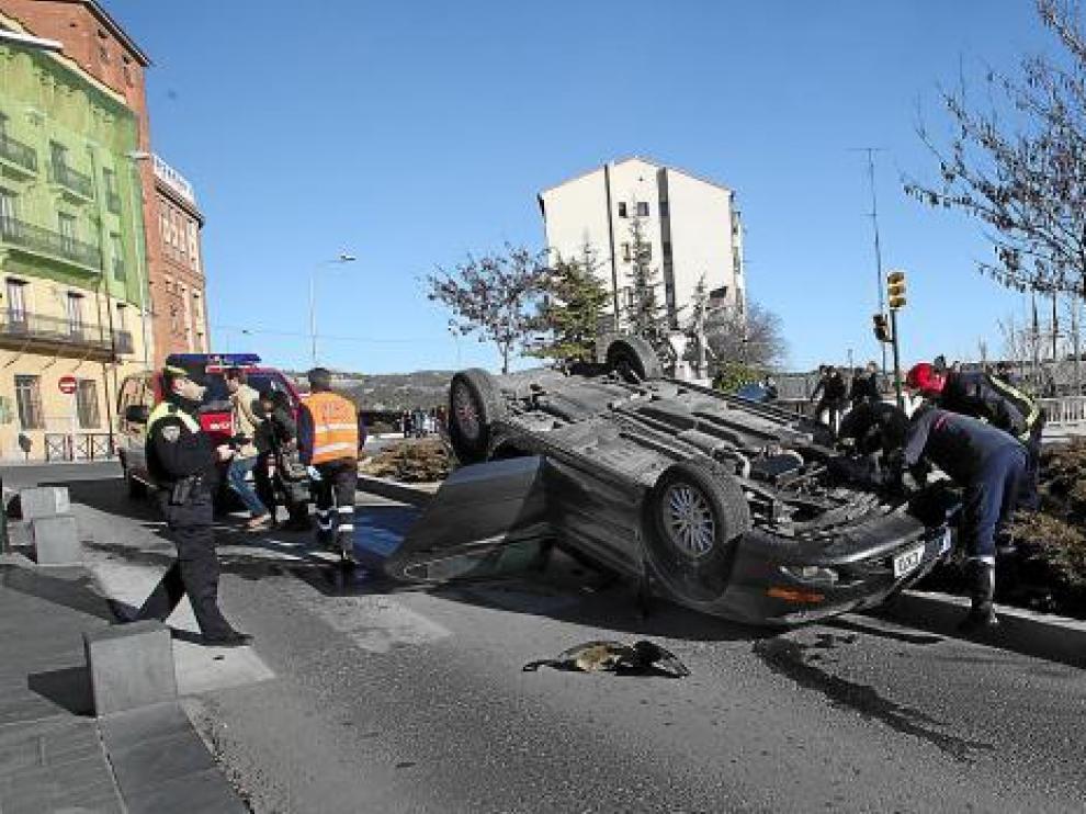 El coche volcado sobre el paso de cebra que enlaza el viejo viaducto con el parque de La Glorieta.