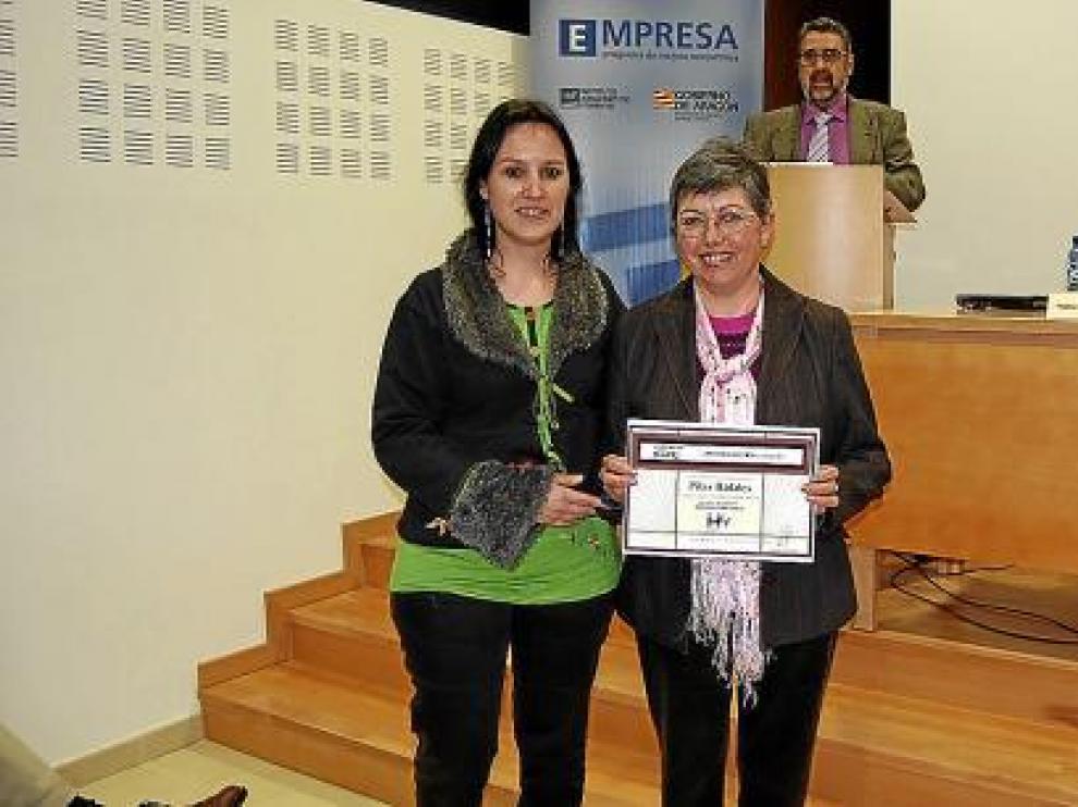En la imagen, Pilar Ráfales junto a la alcaldesa de Sariñena, Lorena Canales, en la entrega del premio.