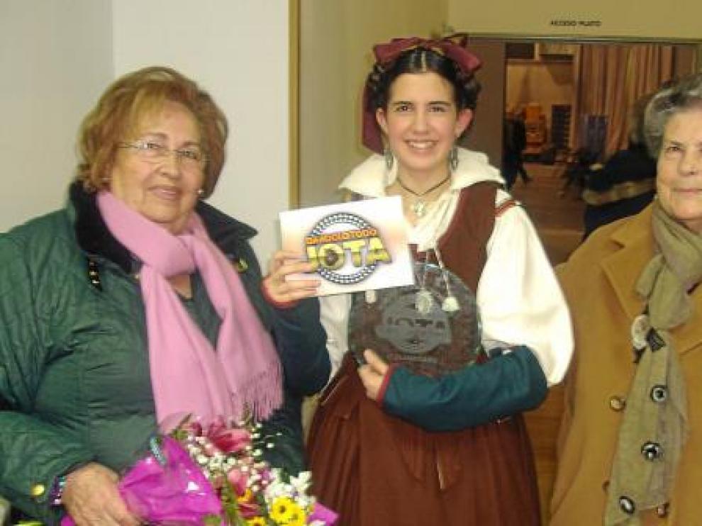 Belén Fuertes, con su trofeo, posa con sus orgullosas abuelas, Luz y Alicia, tras ganar el concurso.