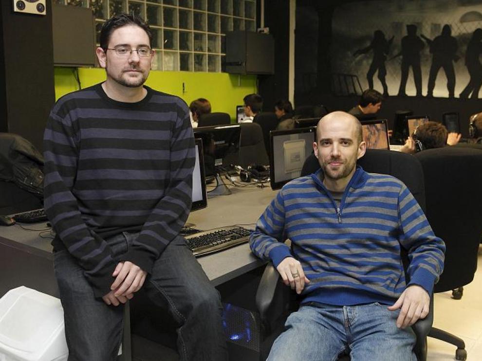 Daniel Valdivia y Héctor González son dos de los tres jóvenes socios que hace mes y medio abrieron un 'ciber' en Zaragoza.