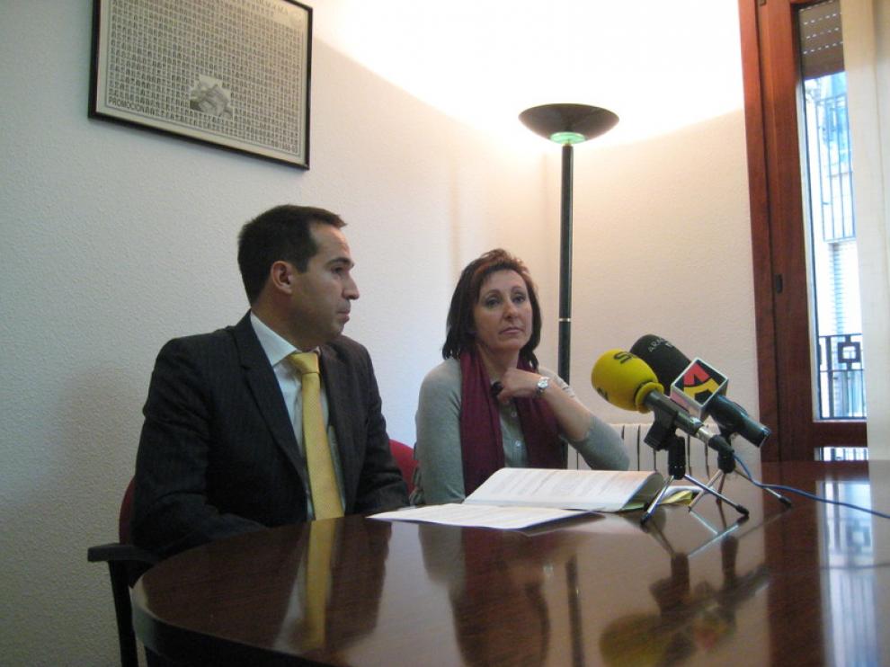 Inmaculada Florián, madre del niño afectado, y el abogado Ricardo Agoiz