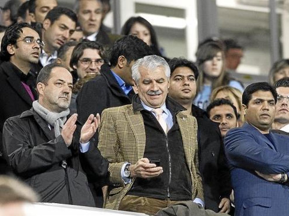 Agapito, junto al presidente del Racing, Francisco Pernía, y el jeque indio Ali Syed, ayer en el palco