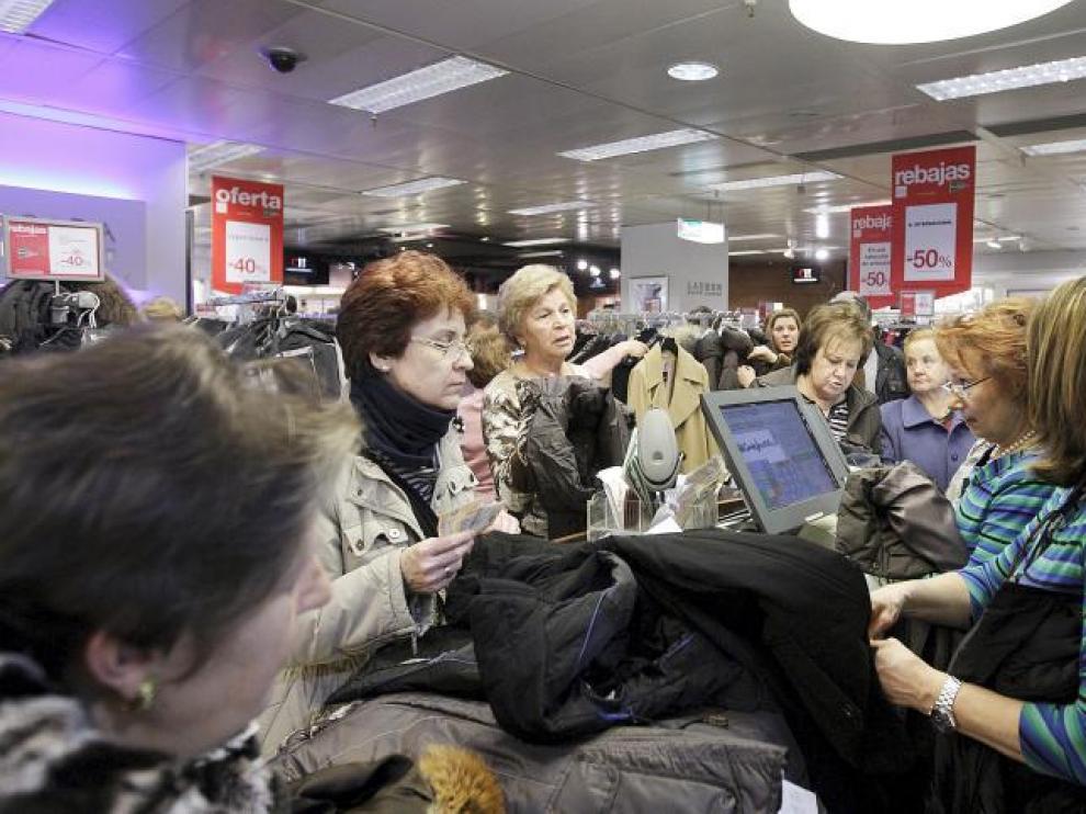 La recuperación pasa por la reactivación del consumo. Imagen de las rebajas en Zaragoza.