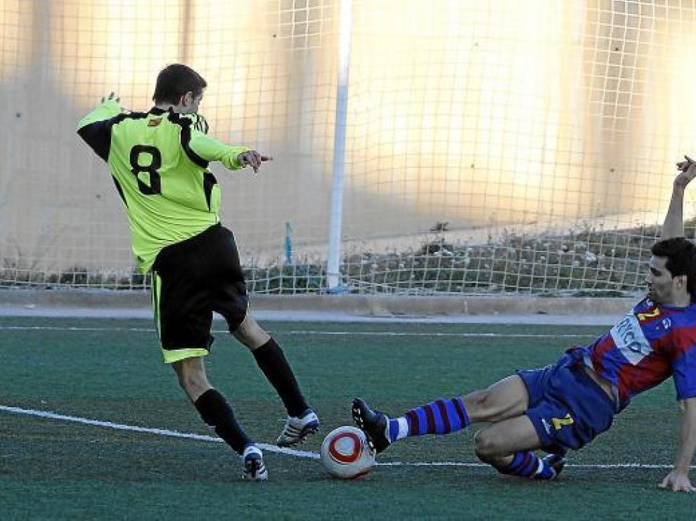 Sola frena el avance del zaragocista Kevin Lacruz, en el partido de ayer.