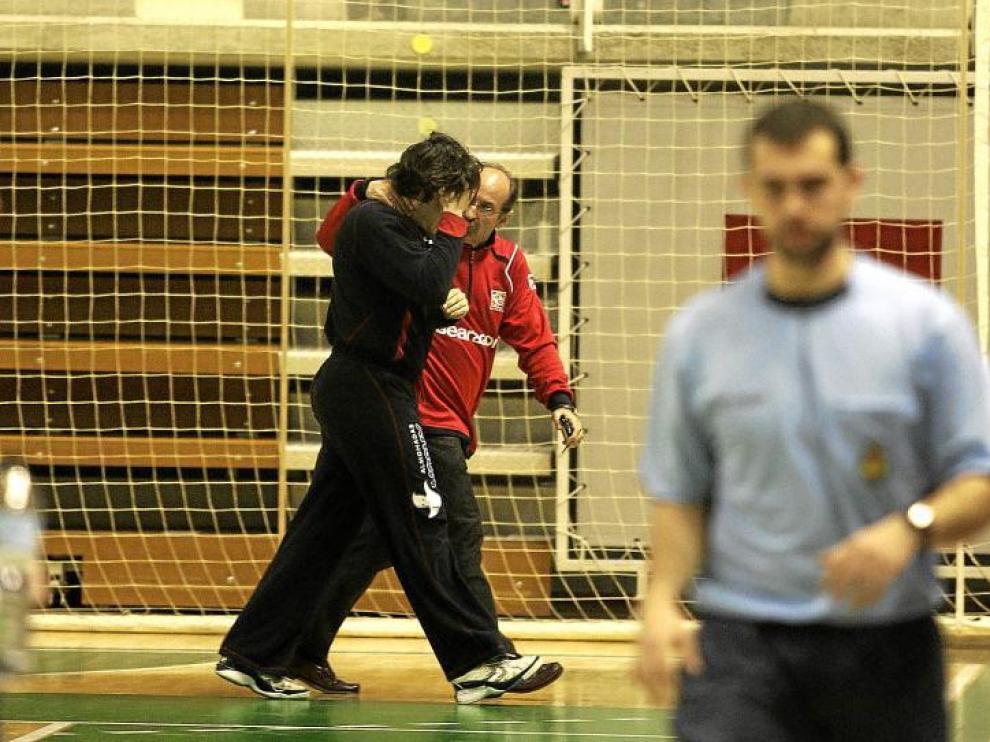Julio Rodríguez, de negro, se retira acompañado del directivo Jorge Avellanas, tras el partido contra el Anaitasuna.