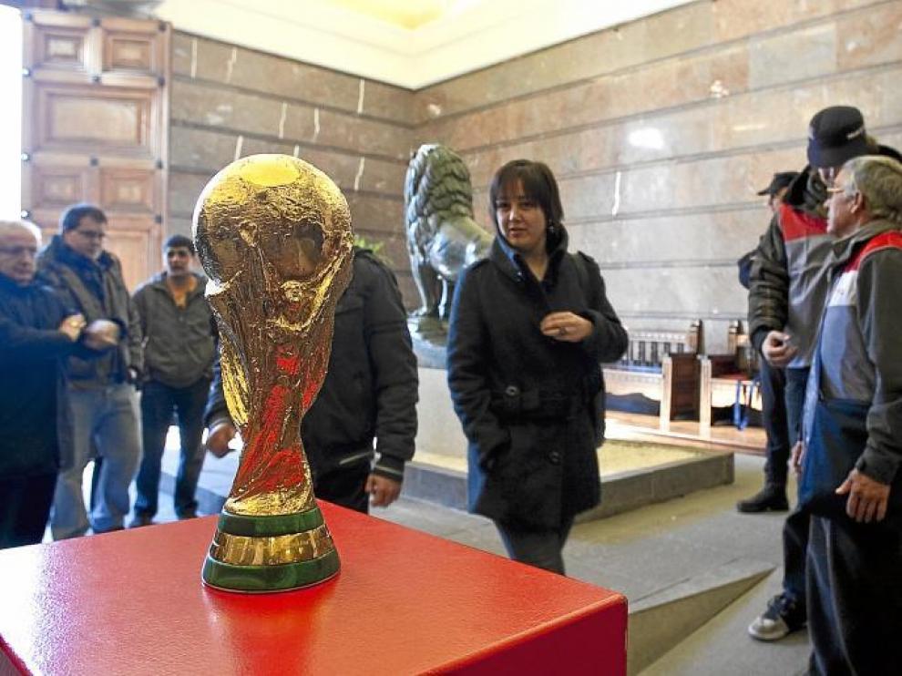 La Copa del Mundo lograda por la selección española ha estado expuesta al público durante todo el fin de semana y hoy estará en la gala.