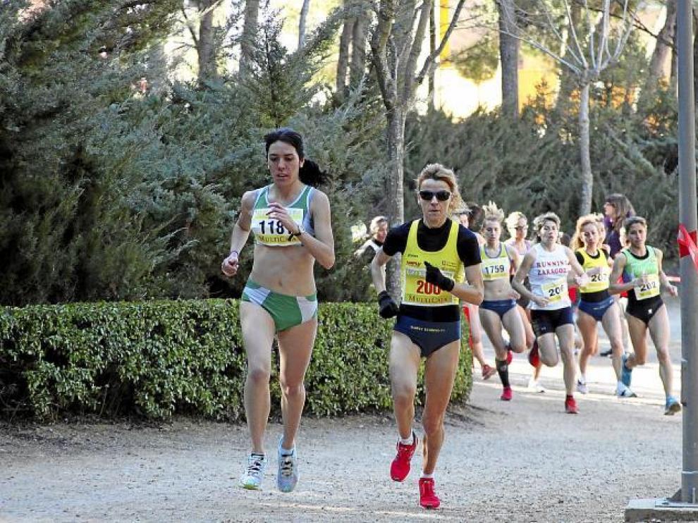 La ganadora sénior, Luisa Larraga -de amarillo-, a su llegada a la meta escoltada por la triunfadora en la categoría junior, Ana Cris Torrejón.