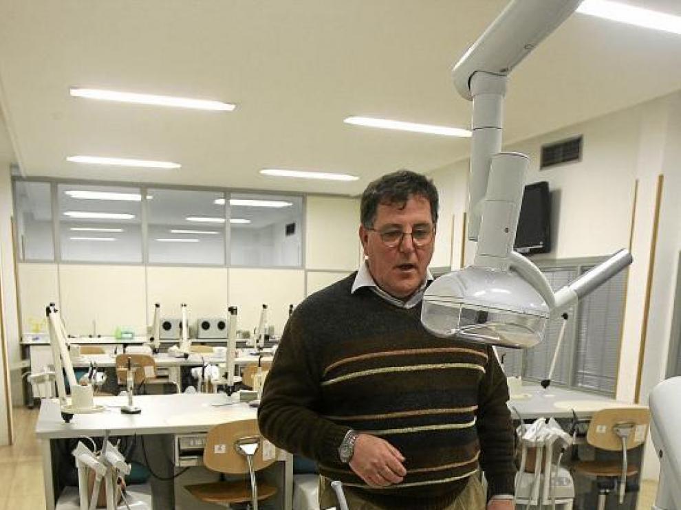 Miguel Chivite en uno de los salones de Odontología donde los alumnos realizan prácticas.