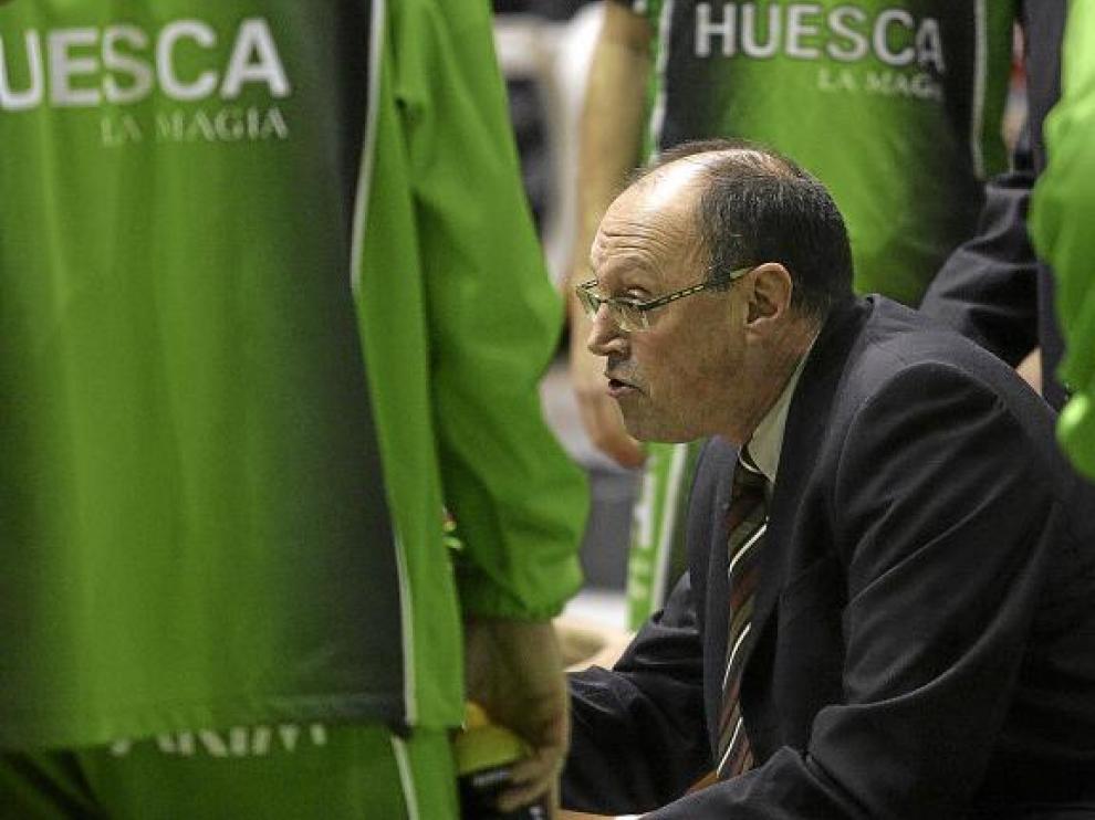 Ángel Navarro durante un tiempo muerto. Pronto podría contar con un nuevo jugador que dé más poder al Peñas bajo aros.