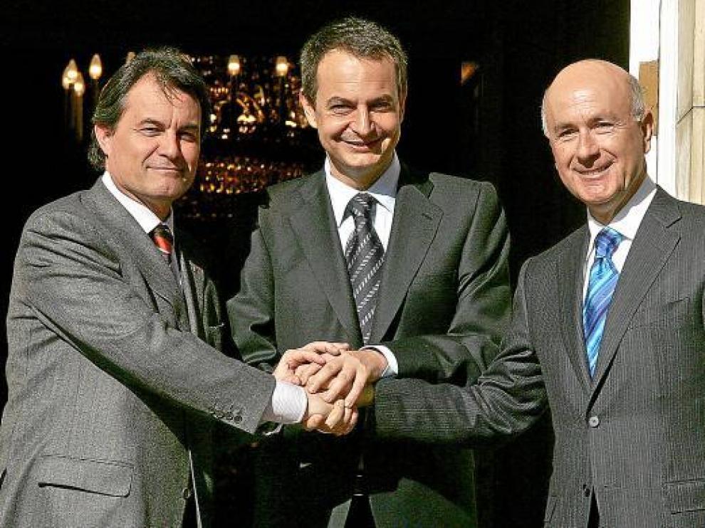 Zapatero, Mas (i) y Duran, en una reunión en la Moncloa en 2006 para cerrar un pacto del 'Estatut'.