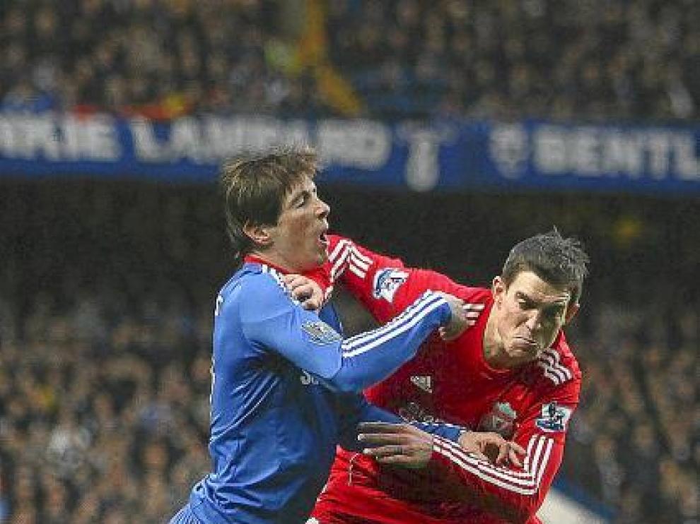 Torres pugna con Agger.