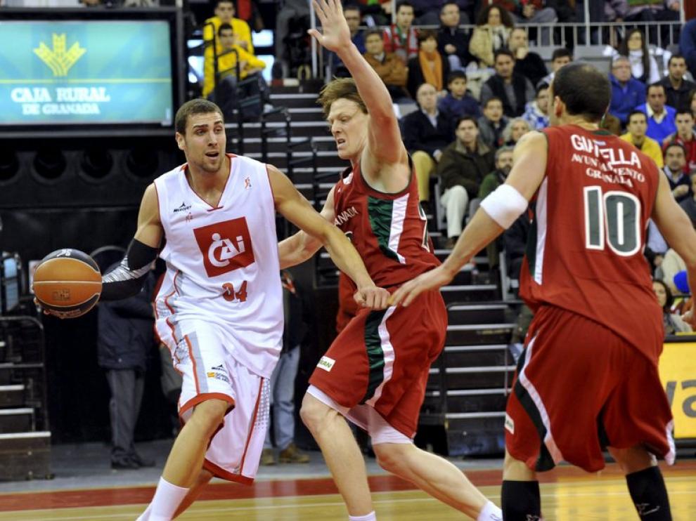 Pablo Aguilar, del CAI, con jugadores del Granada