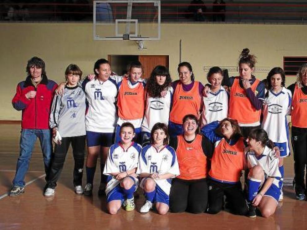 Las mujeres de Graus se enfrentaron en un partido de fútbol que abrió los actos de Santa Águeda.
