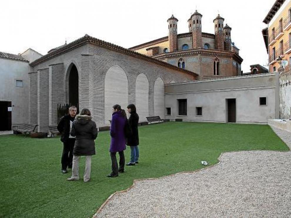 El jardín cementerio y el claustro contiguo, escenarios cada vez más atractivos para los novios.