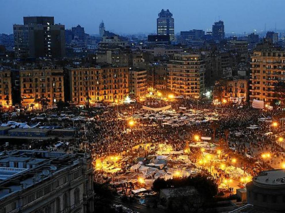 Vista aérea de la plaza Tahrir, de El Cairo, llena de manifestantes opuestos a Mubarak, anoche.