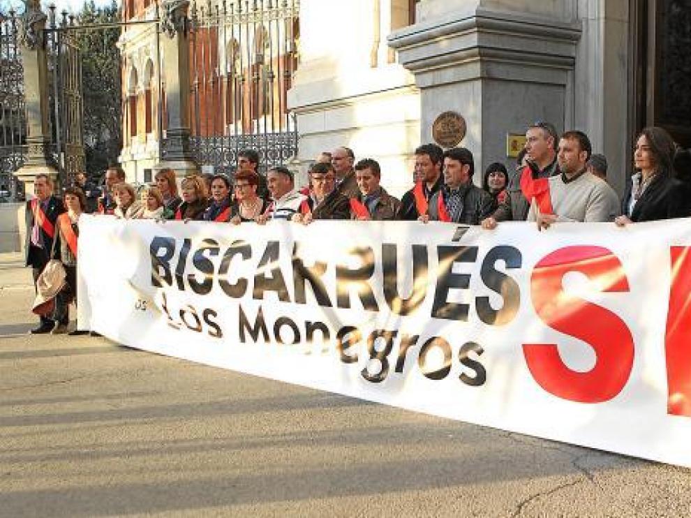 Los alcaldes vistieron sus bandas para sostener la pancarta a las puertas del Ministerio.