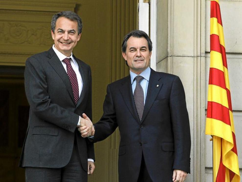Rodríguez Zapatero saluda a Artur Mas momentos antes de la reunión en La Moncloa.