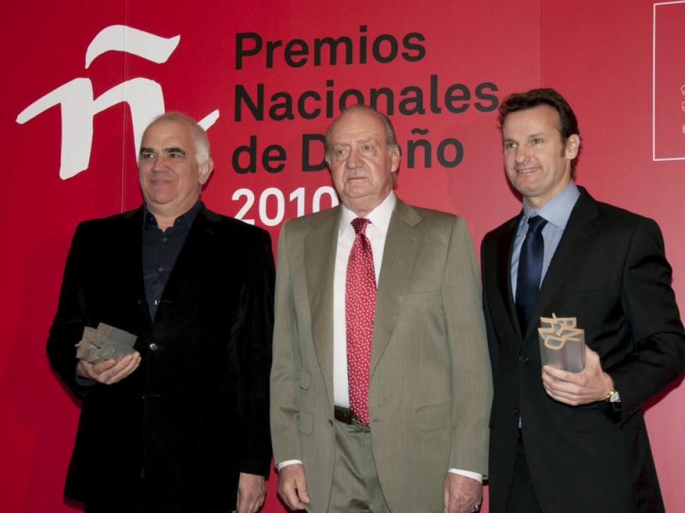 El rey Juan Carlos I con el diseñador Óscar Mariné (i) y el vicepresidente del Grupo Kettal, Alex Alorda