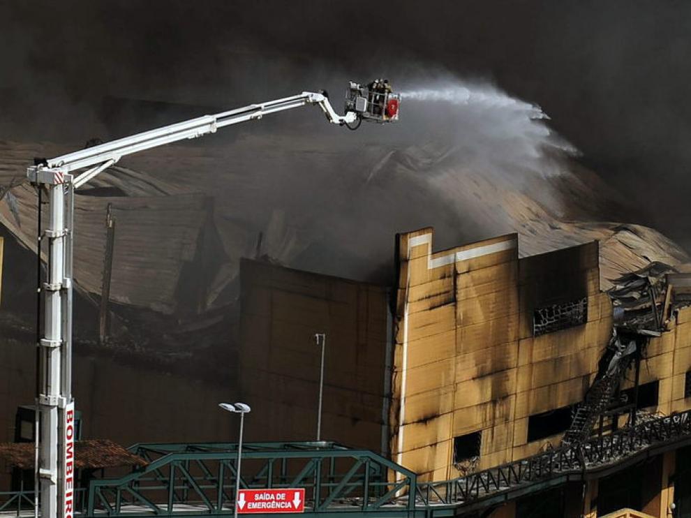 Incendio en un almacen de samba