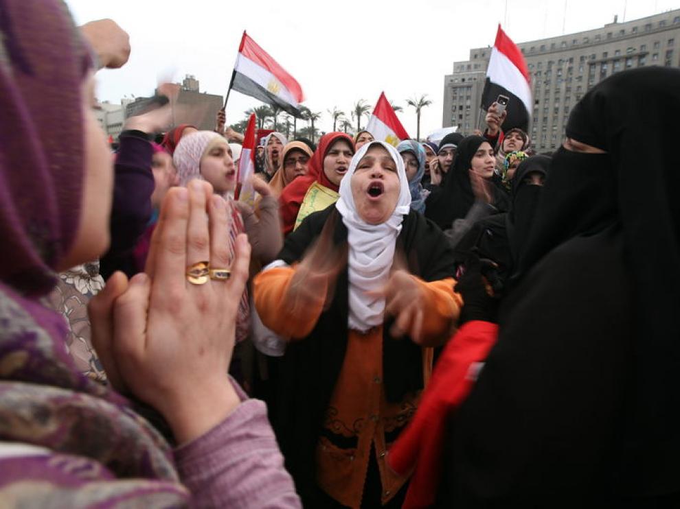Manifestantes anti Mubarak quienes participaban este domingo en la protesta llamada 'Domingo de los mártires'