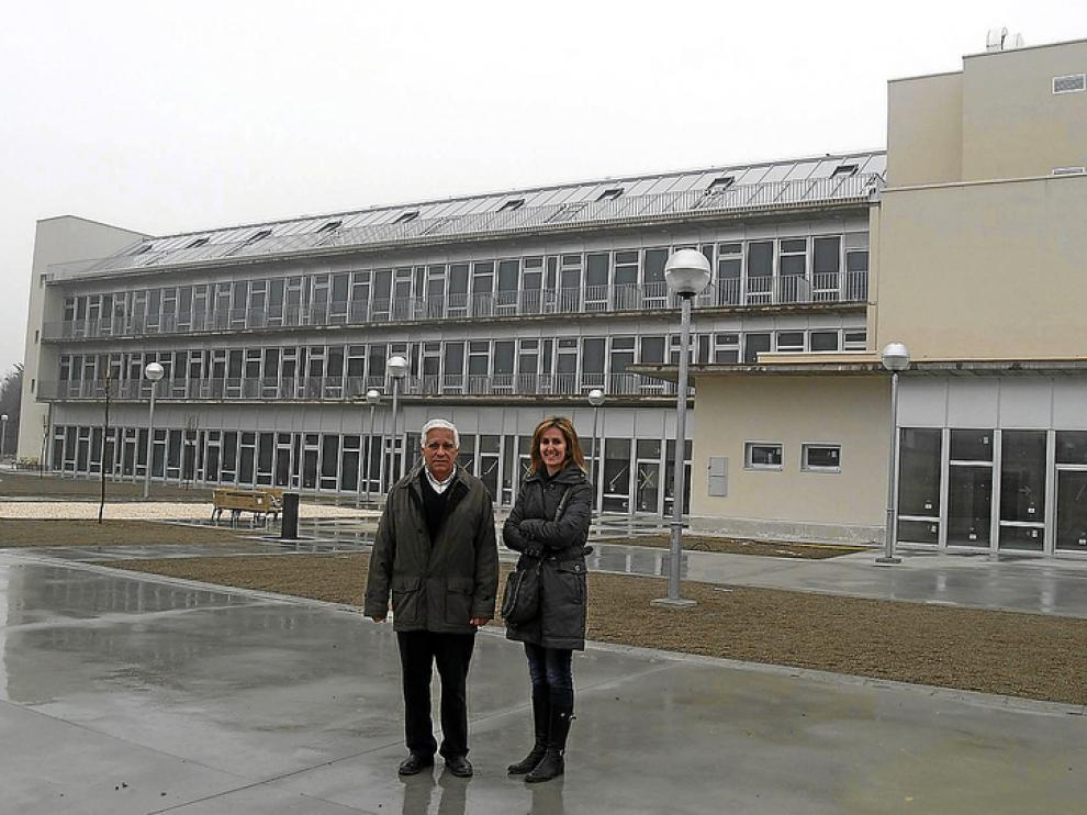 Rafael Catón, concejal de Tardienta, y Mª Luz Abadía, alcaldesa, frente a la residencia municipal