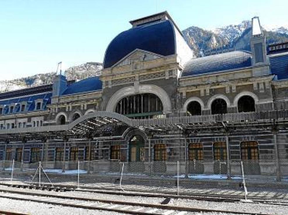 La estación permanece vallada y cerrada al público.