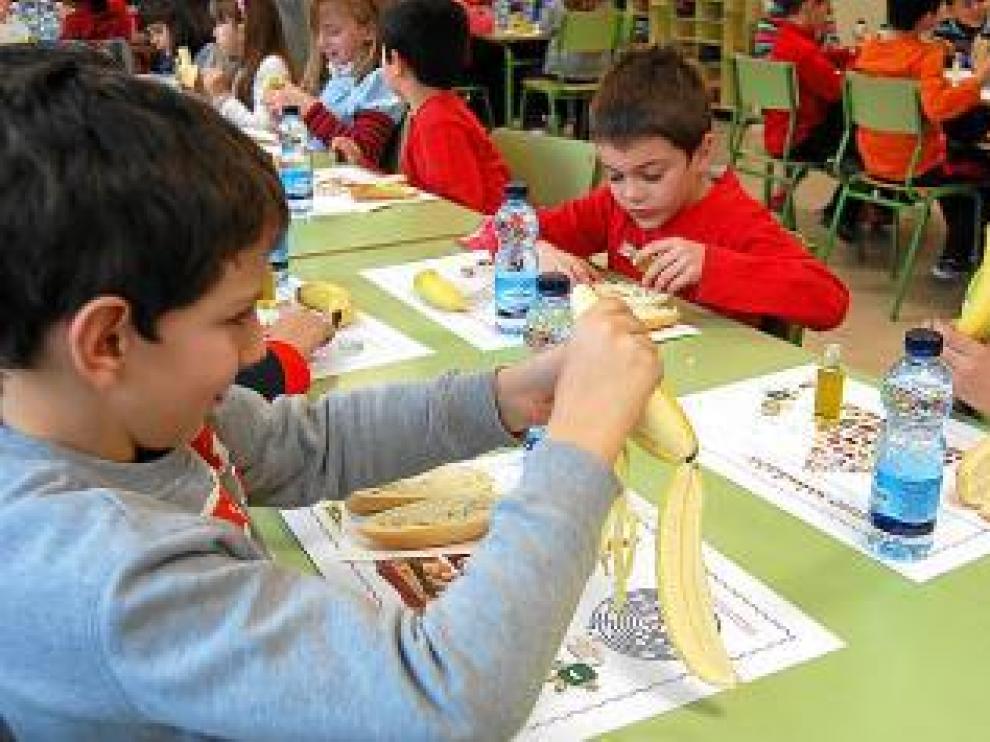 Alumnos del San José de Calasanz durante el desayuno.