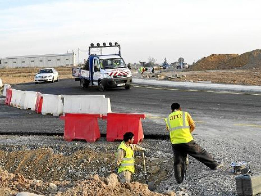 Operarios trabajando en la realización de una rotonda.
