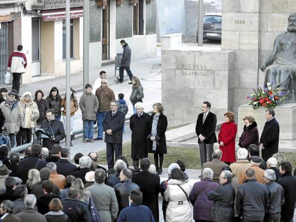 Numeroso público y autoridades asistieron al homenaje ante la estatua dedicada a Costa en Graus.