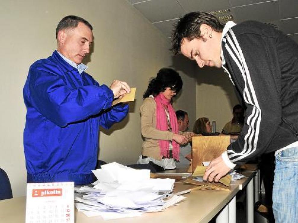 Imagen del recuento de votos en el referendum de Pikolin, celebrado ayer en la fábrica.