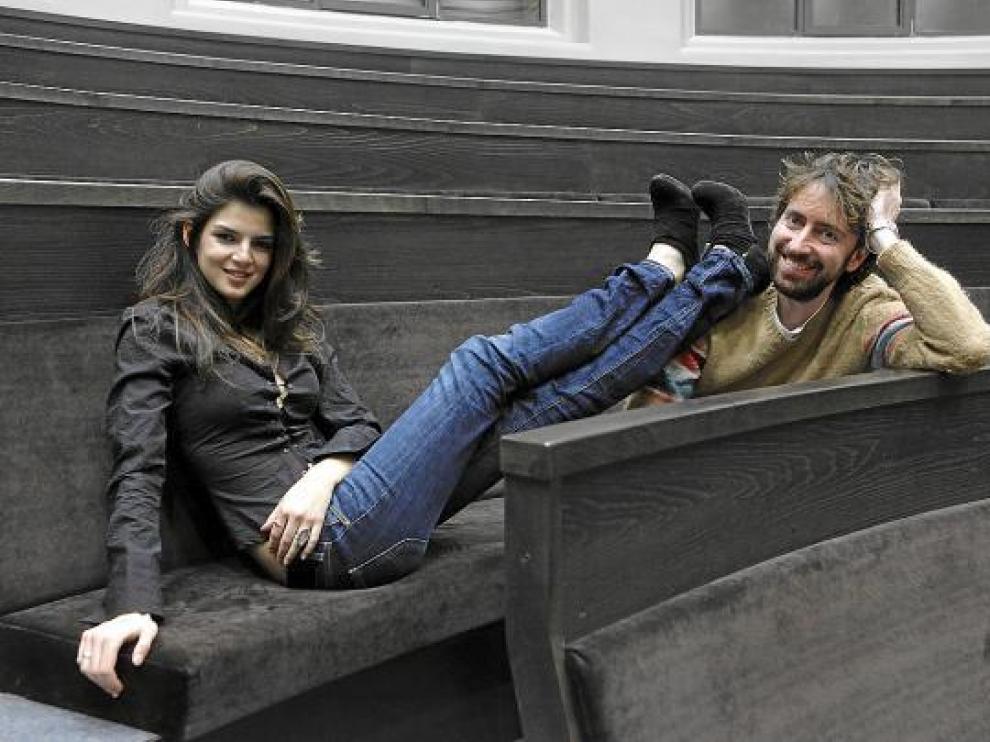 Clara Lago y Daniel Sánchez Arévalo posaron así de divertidos en el Paraninfo de Zaragoza.