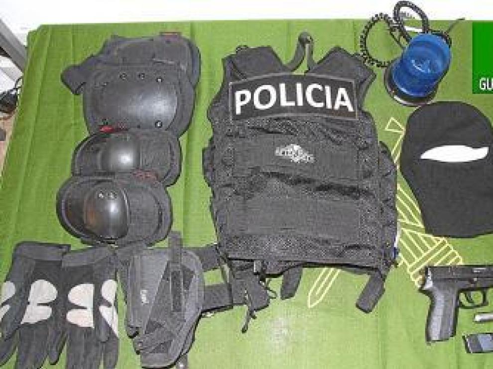 El sospechoso vestía coderas, peto y un pasamontañas negro.