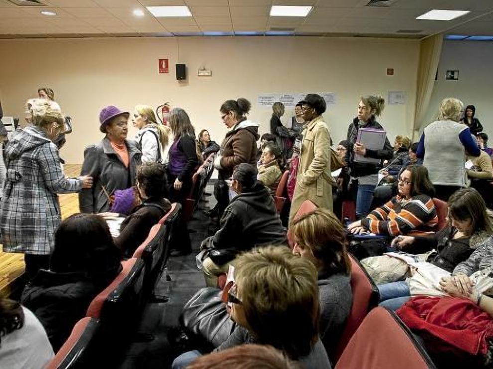 Intensa actividad en el salón de actos de la Casa de la Mujer ayer. Hoy se repetirá la misma escena.