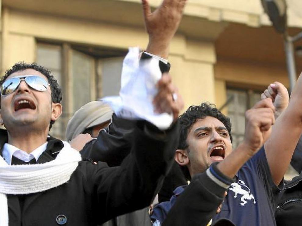 El ejecutivo de Google Wael Ghuneim (c) participa en la protesta contra Mubarak, ayer en la plaza de Tahrir en El Cairo.