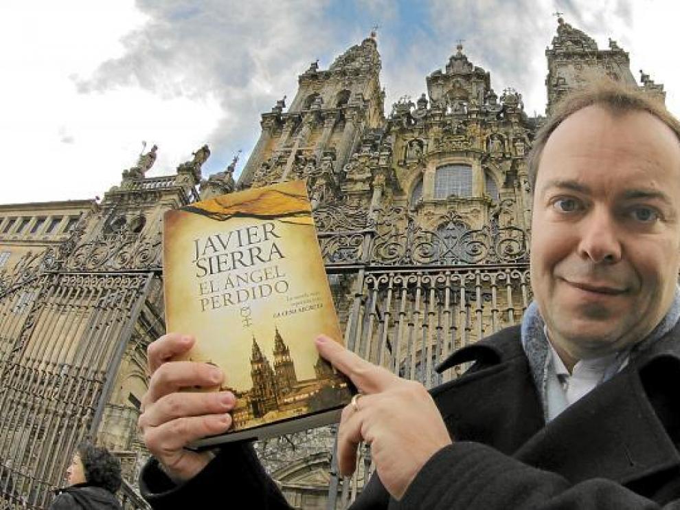 El turolense Javier Sierra presentó ayer su libro en Santiago de Compostela.