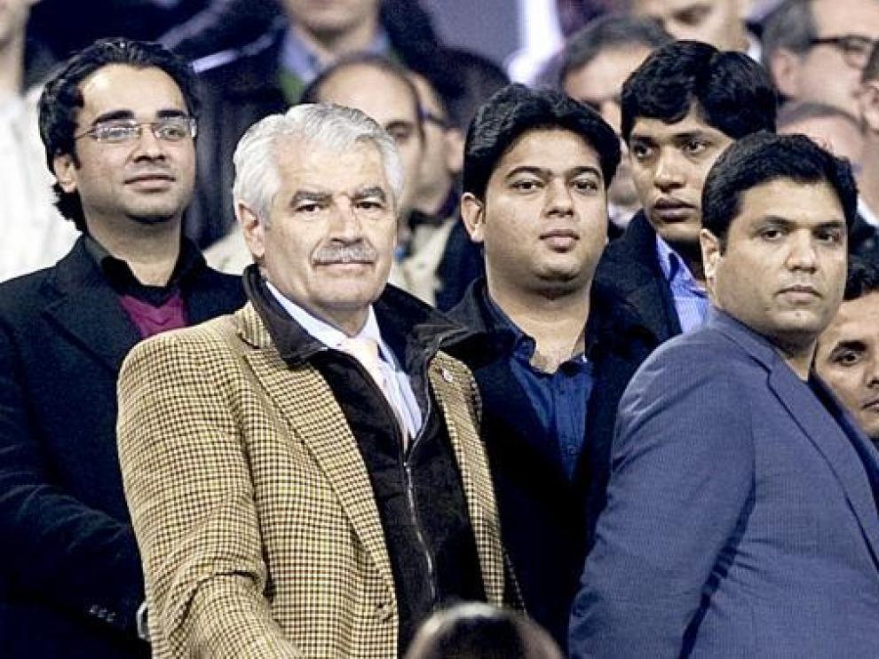 El magnate indio Alí Syed, el pasado sábado junto a Rubén Aísa, abogado de Deloitte, en La Romareda.