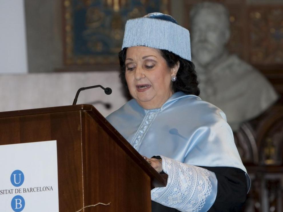 Monserrat Caballé pronuncia su discurso con toga y birrete