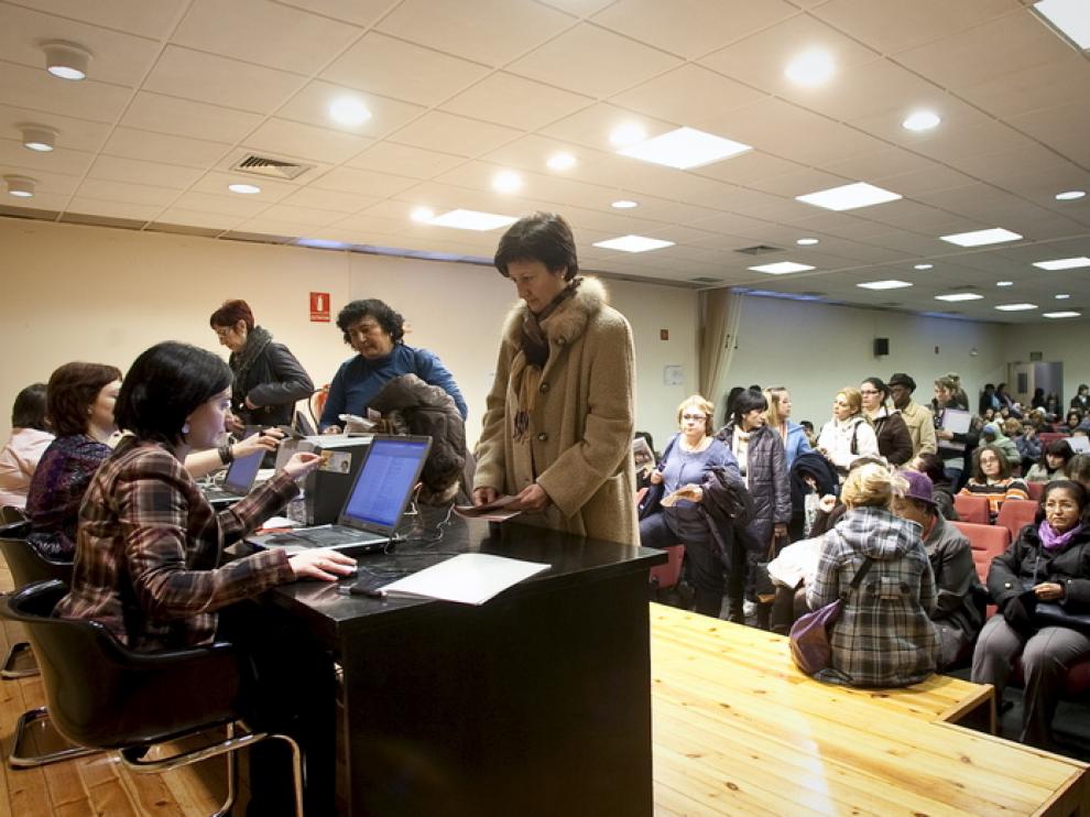 Mujeres realizando la inscripción para los cursos, en la Casa de la Mujer.