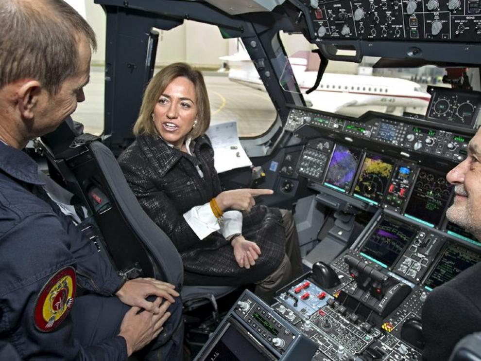La ministra de Defensa visita la cabina del A400M
