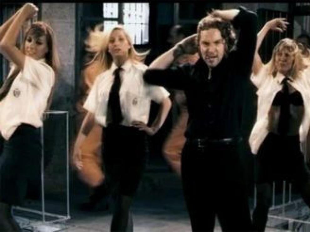 Una imagen del videoclip 'Letal Crisis', interpretado por Bisbal para 'Torrente 4'