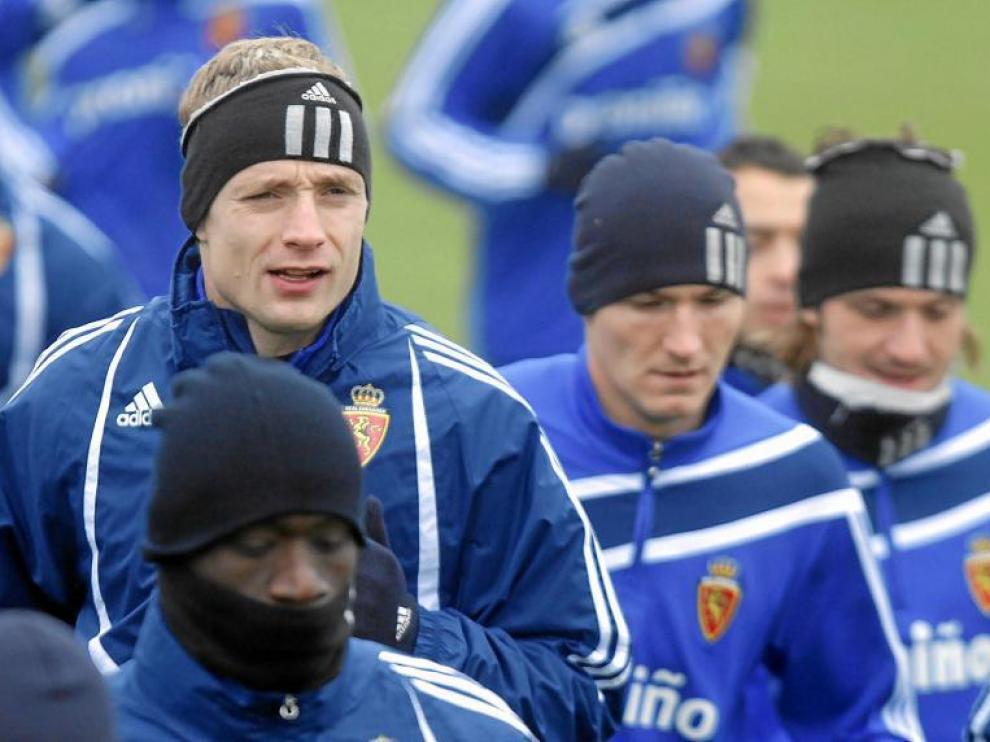 Jiri Jarosik corre con sus compañeros de equipo durante un entrenamiento en la Ciudad Deportiva del Real Zaragoza.