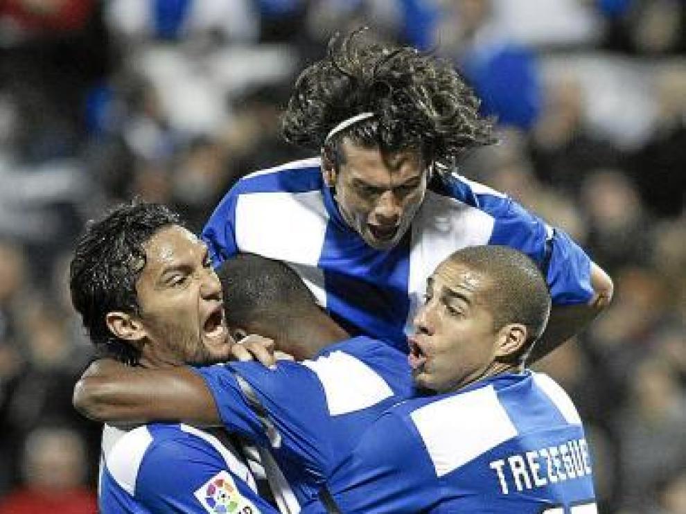 El ex zaragocista Abel Aguilar, Nelson Valdez y Trezeguet se abrazan con Thomert tras un gol anotado hace un mes al Atlético de Madrid.