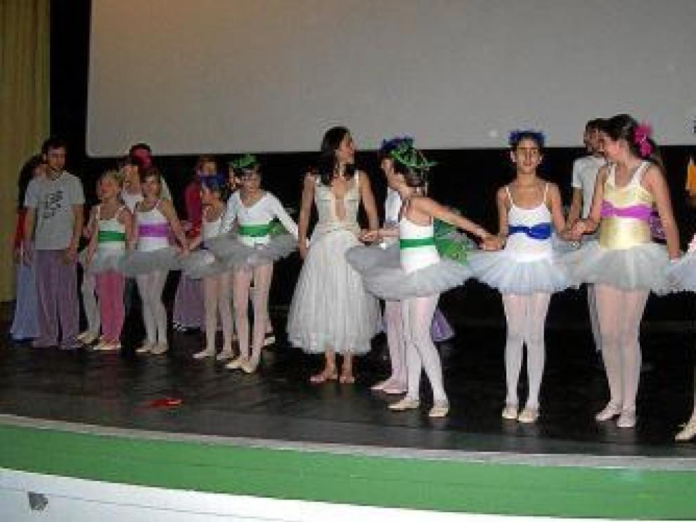 Los alumnos de los talleres también se subieron al escenario.